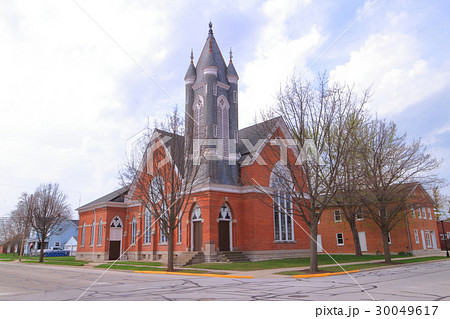 アメリカの田舎町にある綺麗な教会 オハイオ州の写真素材 30049617