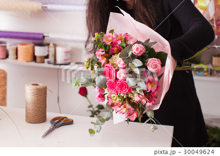 Florist making the bouquet with roses 30049624