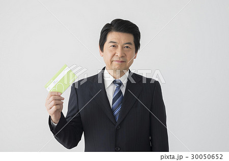 通帳を持つミドルビジネスマン 30050652