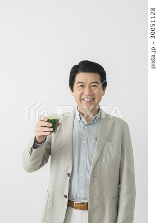 青汁を持つ笑顔のミドル男性 30051128