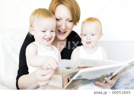 Mother and sons (12-17 months) reading picture book Mother and sons (12-17 months) reading picture book 30051605