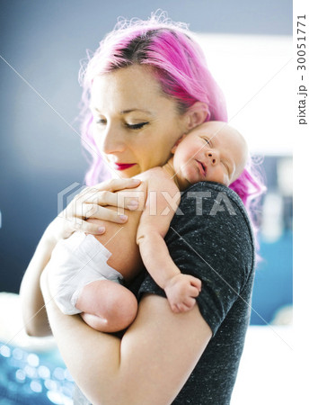 Mother embracing newborn son (2-5 months) 30051771