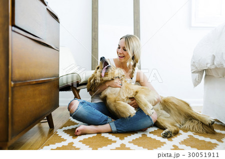 Portrait of blond woman with golden retriever 30051911