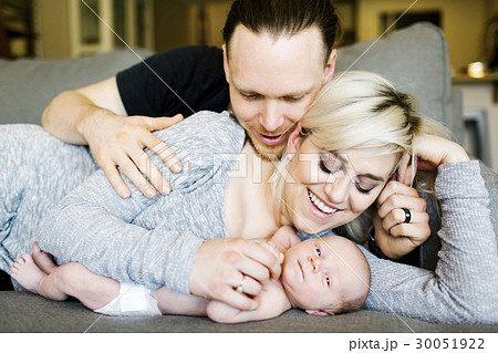 Portrait of parents with newborn boy ( 0-1 months ) 30051922