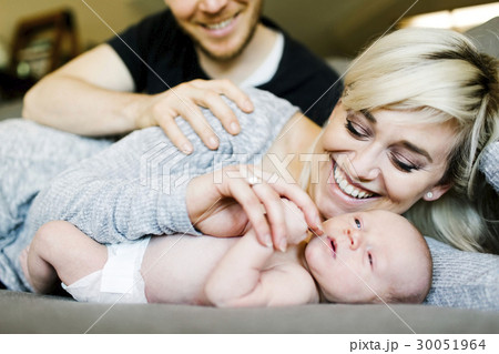 Portrait of parents with newborn boy ( 0-1 months ) Portrait of parents with newborn boy ( 0-1 months ) 30051964