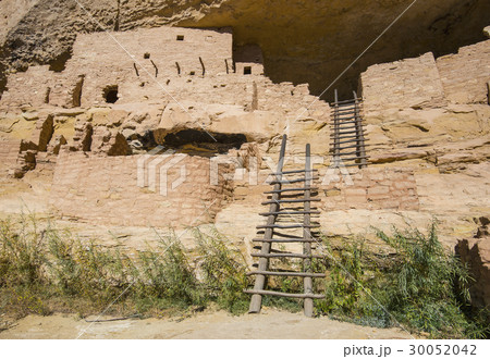 USA, Colorado, Ladders at Long House pueblo ruin in Mesa Verde National Park 30052042