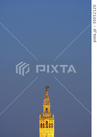 Spain, Seville, Tower of Giralda at dusk 30052120