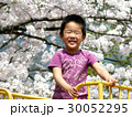 桜咲く公園で遊ぶ子ども 30052295