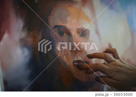 The artist paints a portrait of oil The artist paints a portrait of oil 30053000
