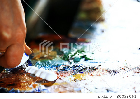 The artist paints a portrait of oil 30053061