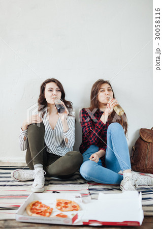 beautiful female organized lunch or dinner break. 30058116