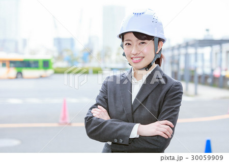 ヘルメットをかぶったスーツの女性 ヘルメットをかぶったスーツの女性 30059909