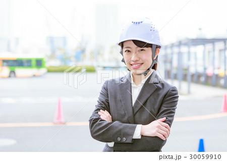 ヘルメットをかぶったスーツの女性 30059910