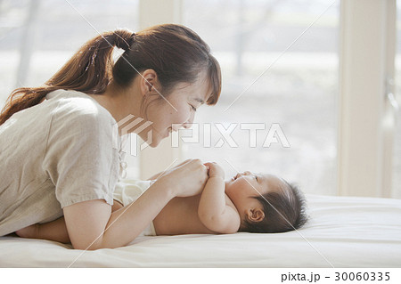 乳幼児と母親 30060335