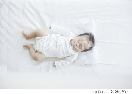 眠る乳幼児 眠る乳幼児 30060952