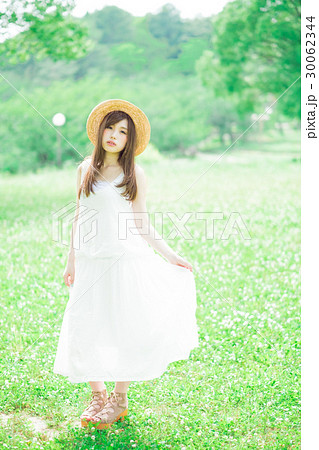 麦わら帽子をかぶった女性 麦わら帽子をかぶった女性 30062344