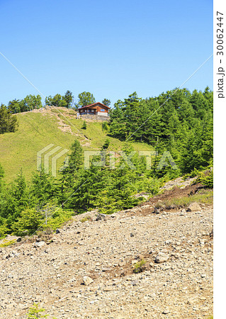 夏の雲取山山頂　東京都奥多摩町　山梨県丹波山村　埼玉県秩父市 30062447