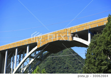 上信越自動車道 遠入川橋の橋梁補修工事風景 群馬県安中市松井田町 上信越自動車道 遠入川橋の橋梁補修工事風景 群馬県安中市松井田町 30062664