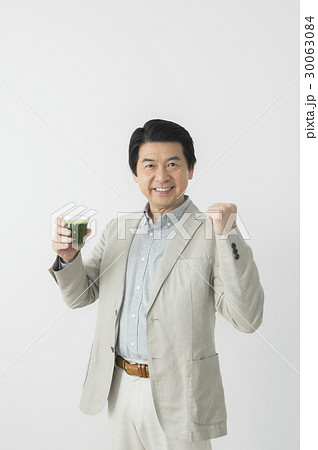 青汁を持つ笑顔のミドル男性 青汁を持つ笑顔のミドル男性 30063084