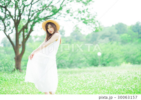 麦わら帽子をかぶった女性 麦わら帽子をかぶった女性 30063157