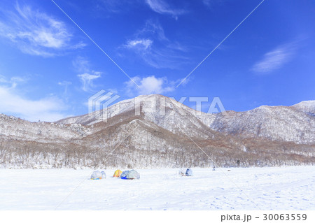 冬の赤城山と氷結した大沼でワカサギ釣り風景　群馬県前橋市 30063559