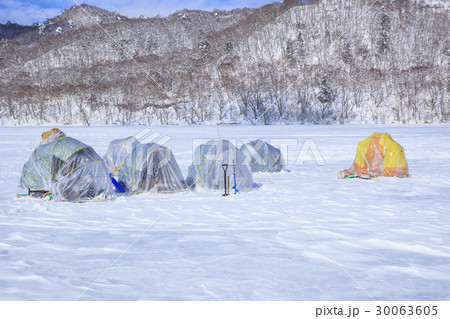 冬の赤城山の氷結した大沼でワカサギ釣り風景 群馬県前橋市 冬の赤城山の氷結した大沼でワカサギ釣り風景 群馬県前橋市 30063605