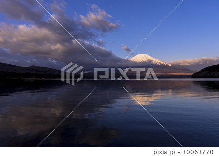 山中湖より朝の富士山 30063770