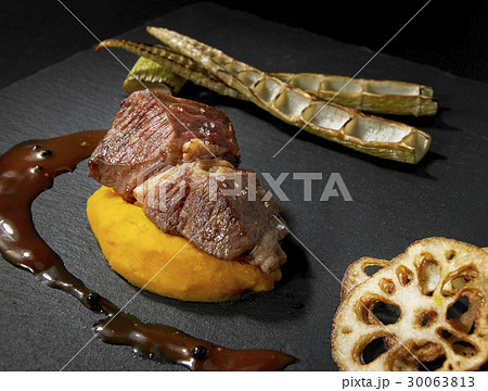 牛肉のソテー パンプキンパテ 根菜添え 牛肉のソテー パンプキンパテ 根菜添え 30063813