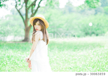 麦わら帽子をかぶった女性の写真素材 麦わら帽子をかぶった女性の写真素材