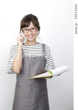 エプロン姿の女性のポートレート 30071064