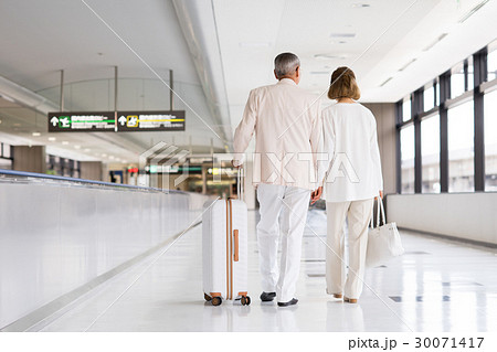 シニアの夫婦（空港） 30071417