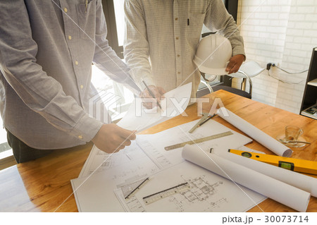 Architect discuss with engineer about project 30073714