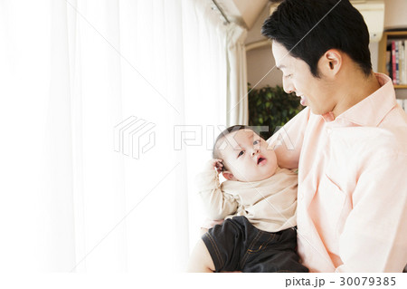 親子 育パパ 育メン 育児 子育て パパ 家族 お父さん 赤ちゃん 子供 親子 育パパ 育メン 育児 子育て パパ 家族 お父さん 赤ちゃん 子供 30079385