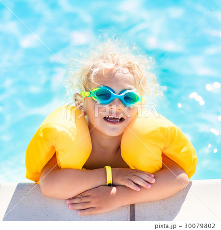 Little baby boy playing in swimming pool 30079802