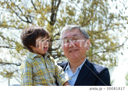 幼児と祖父　 30081917