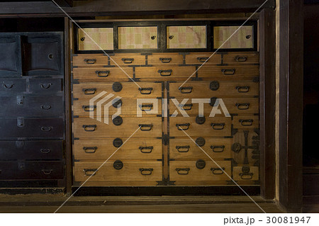 旧家の箪笥 30081947
