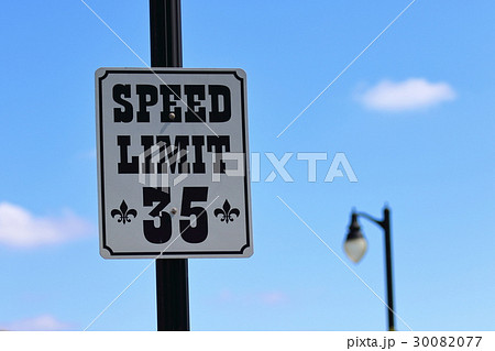 アメリカの道路標識 制限速度35マイル 一般的な標識と違う珍しいよの写真素材