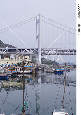 瀬戸大橋と漁港 瀬戸大橋と漁港 30082227