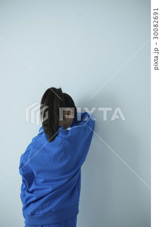 壁に突っ伏す女子中学生 30082691
