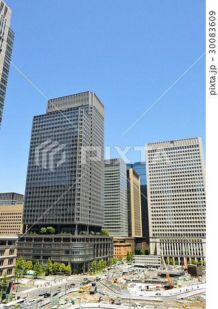 東京駅前のオフィス街 30083609