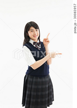 中学生　女子　制服　指差し 30083957