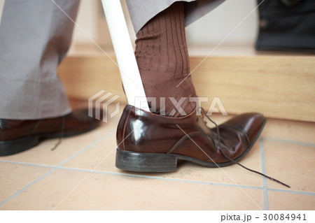 ビジネス 男性 (ボディパーツ 顔なし 人物 仕事 出勤 足 靴 朝 スーツ 靴べら 玄関 家) ビジネス 男性 (ボディパーツ 顔なし 人物 仕事 出勤 足 靴 朝 スーツ 靴べら 玄関 家) 30084941