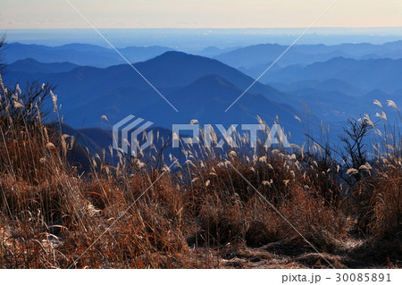 大菩薩連嶺・ハマイバ丸付近から見る百蔵山・扇山と横浜方面の街並み 大菩薩連嶺・ハマイバ丸付近から見る百蔵山・扇山と横浜方面の街並み 30085891