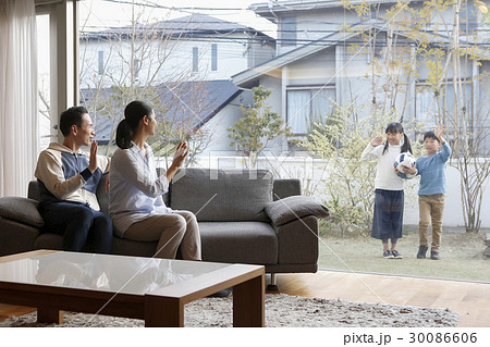 家族　庭遊び 30086606