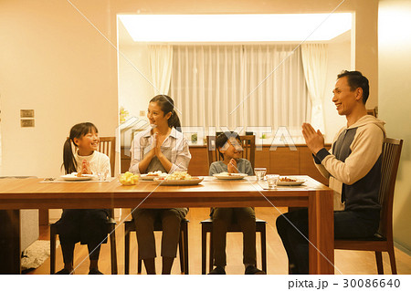 家族　夕飯 30086640