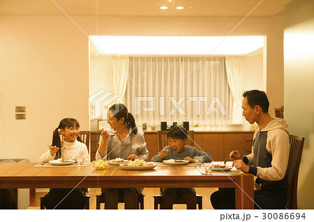 家族　夕飯 30086694
