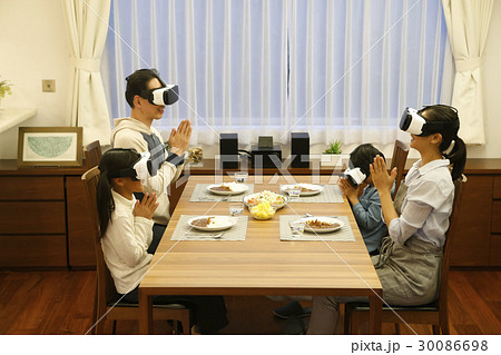 家族　夕飯　VR体験 30086698