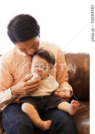親子　育パパ　育メン　育児　子育て　パパ　家族　お父さん　赤ちゃん　子供 30088487
