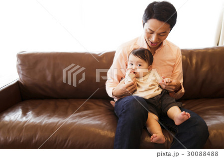 親子　育パパ　育メン　育児　子育て　パパ　家族　お父さん　赤ちゃん　子供 30088488