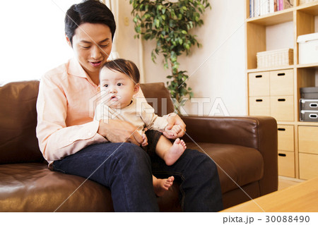 親子　育パパ　育メン　育児　子育て　パパ　家族　お父さん　赤ちゃん　子供 30088490